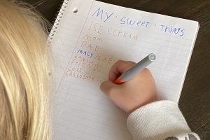 girl making blessing list