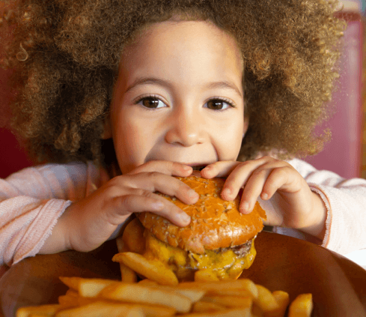 littlegirl eating cheeseburger