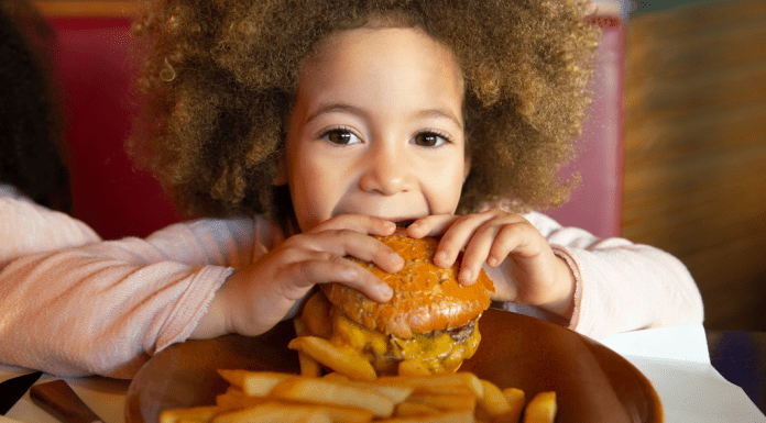 littlegirl eating cheeseburger